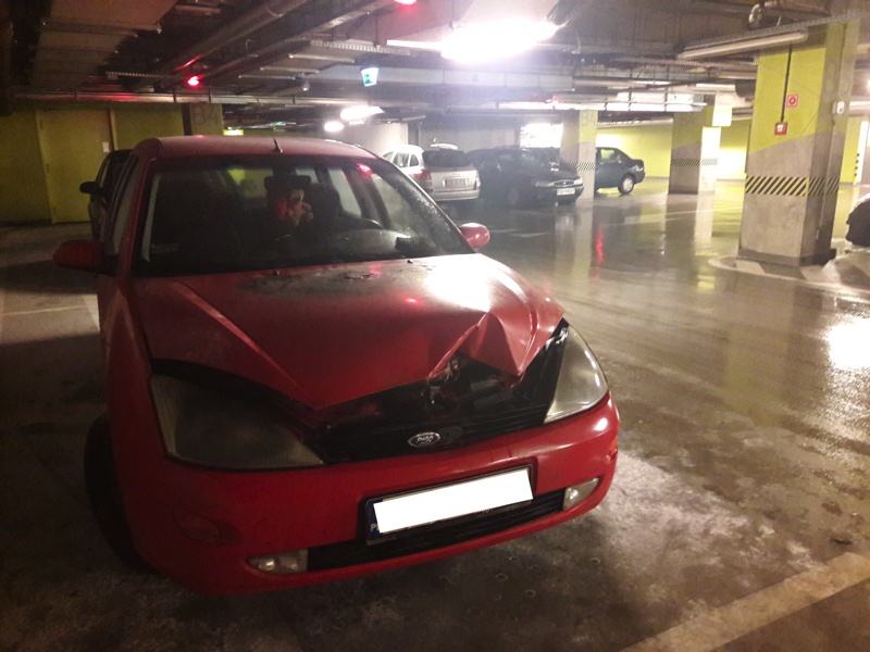 Na parkingu Galerii Katowickiej palił się samochód. Klienci zostali ewakuowani