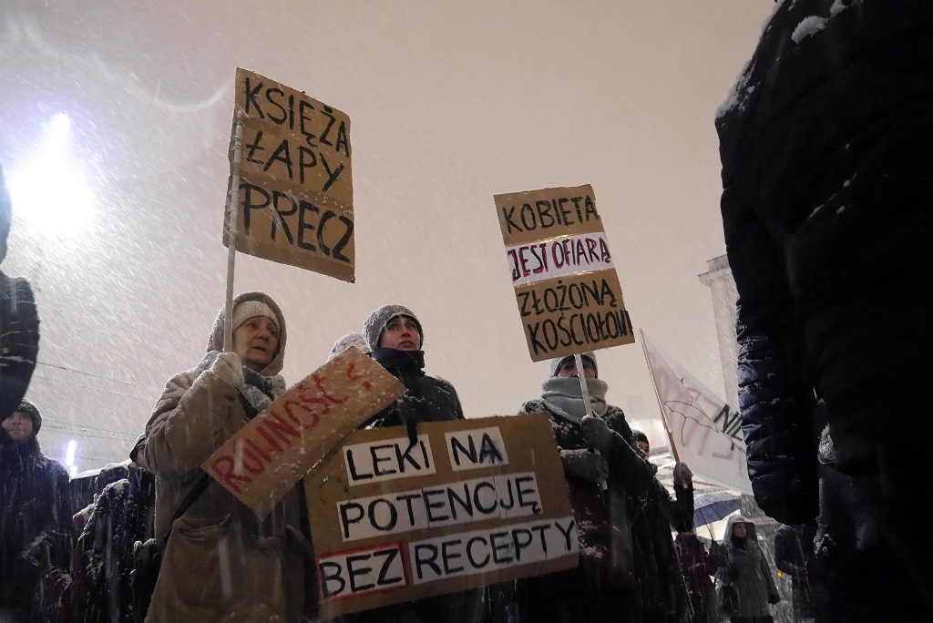 Czarny protest w śnieżnej zamieci. Aborcja znów w centrum uwagi