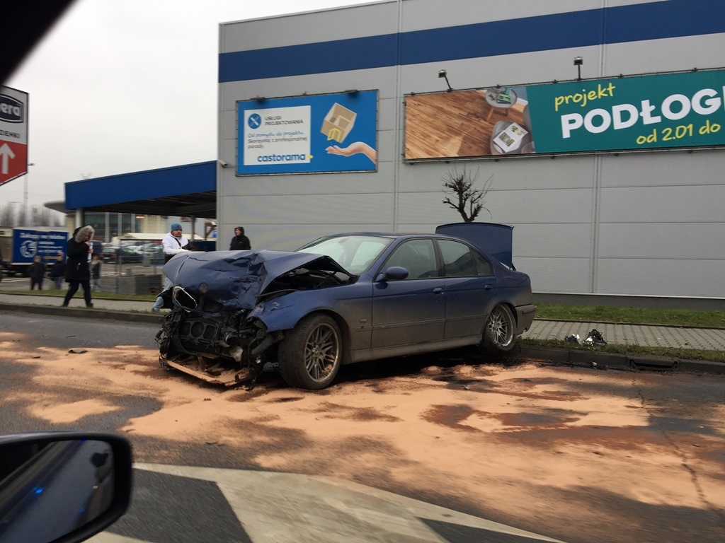 Wypadek obok Castoramy. Dwie osoby trafiły do szpitala [ZDJĘCIA]