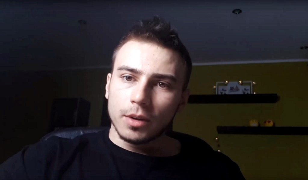 Trener z katowickiej siłowni od półtora roku jest prześladowany przez homoseksualistę. Dostaje wulgarne propozycje, ale policja go wyśmiała