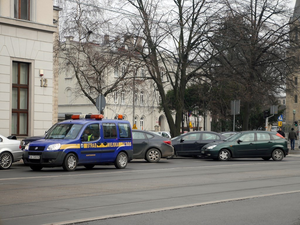 Kierowcy nadal nie nauczyli się parkować na ul. Warszawskiej