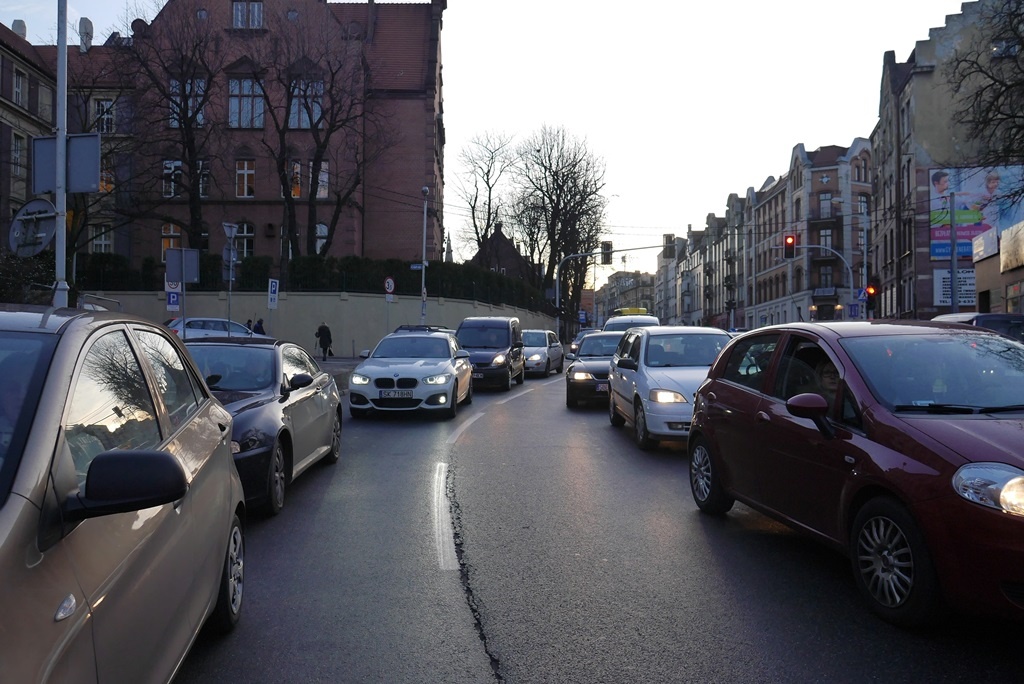 Tłumy w centrach handlowych i ogromne korki na drogach