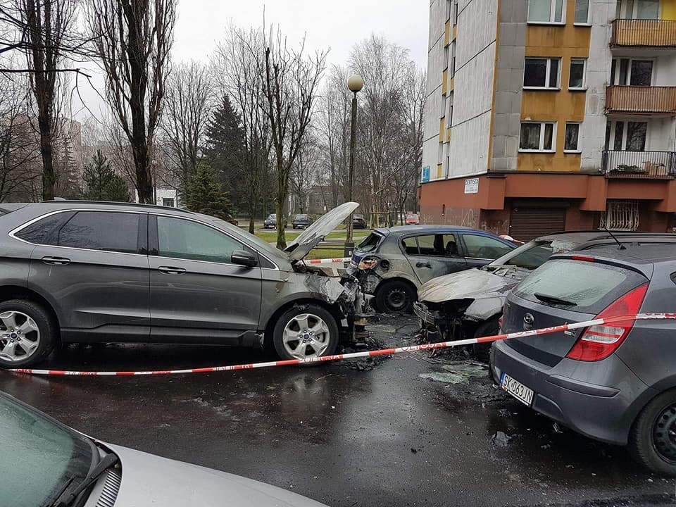 Trwa śledztwo policji w sprawie spalonych samochodów na os. Paderewskiego