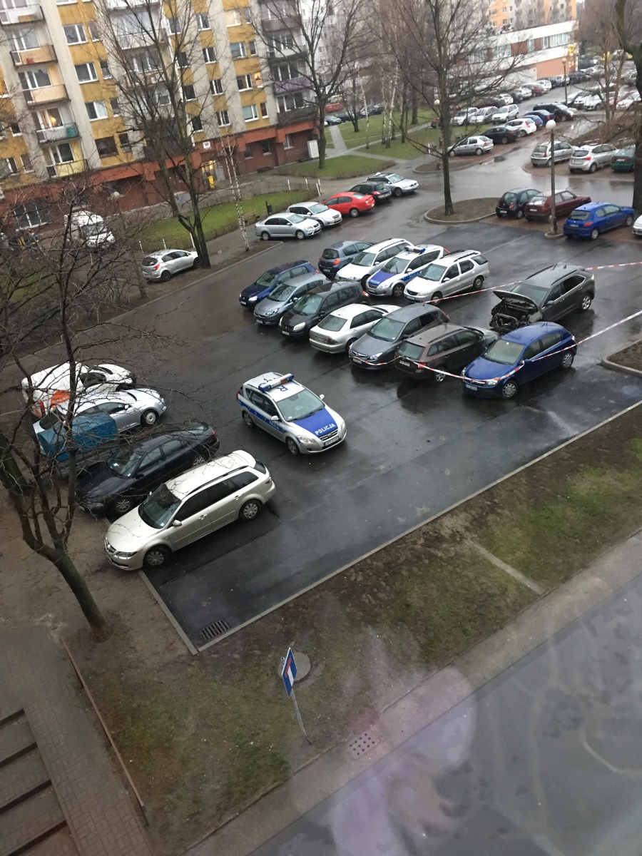 Spalone samochody na os. Paderewskiego. Prawdopodobnie ktoś je podpalił [WIDEO]