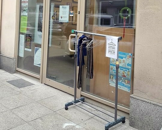 Nowy wieszak dla potrzebujących stanął w centrum Katowic