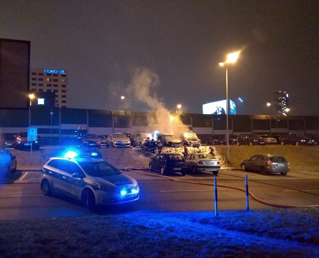 Pożar samochodów na os. Gwiazdy. Policja ustala przyczynę