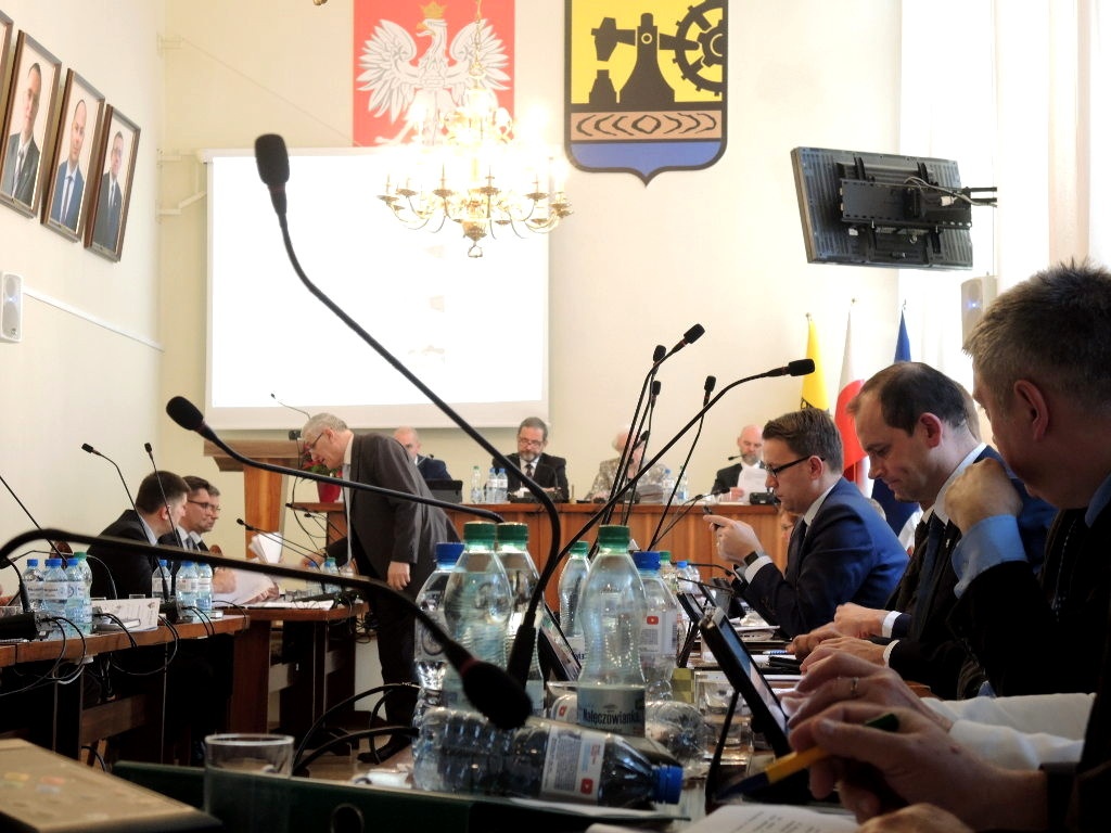 Nie będzie skargi na decyzję wojewody o nazwaniu placu im. Marii i Lecha Kaczyńskich. PiS zagroziło zerwaniem koalicji w Katowicach