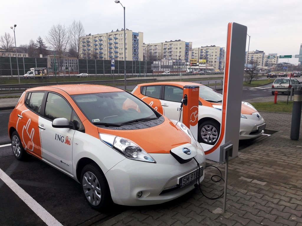 Ładowarka samochodów elektrycznych obok ING już działa. Skorzystać może każdy