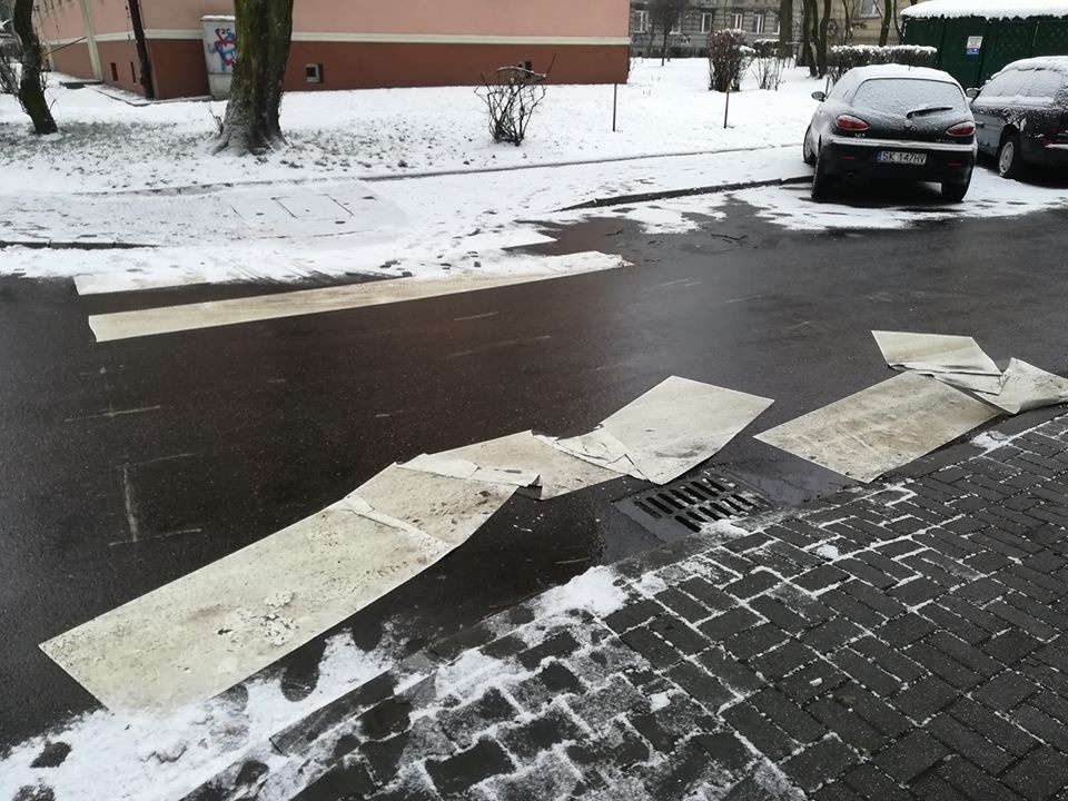 Na przejściu dla pieszych w Ligocie odkleiły się pasy