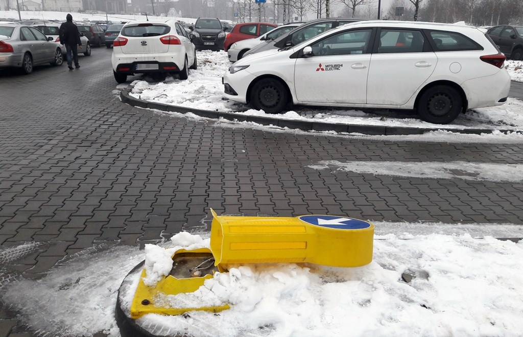 Kierowcy znowu niszczyli strefę kultury. Mandaty niewiele dały