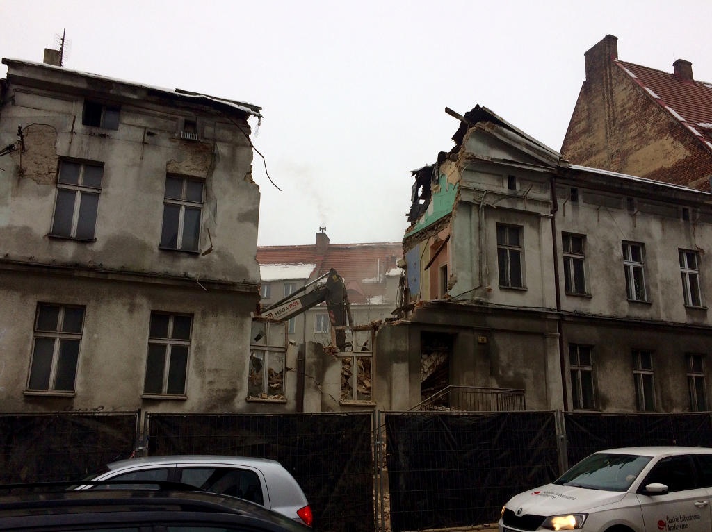 Trwa wyburzanie kamienicy w centrum Katowic. Tworzą się korki