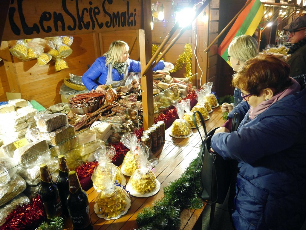 W pierwszy dzień świąteczny jarmark na Rynku odwiedziły tłumy [ZDJĘCIA]