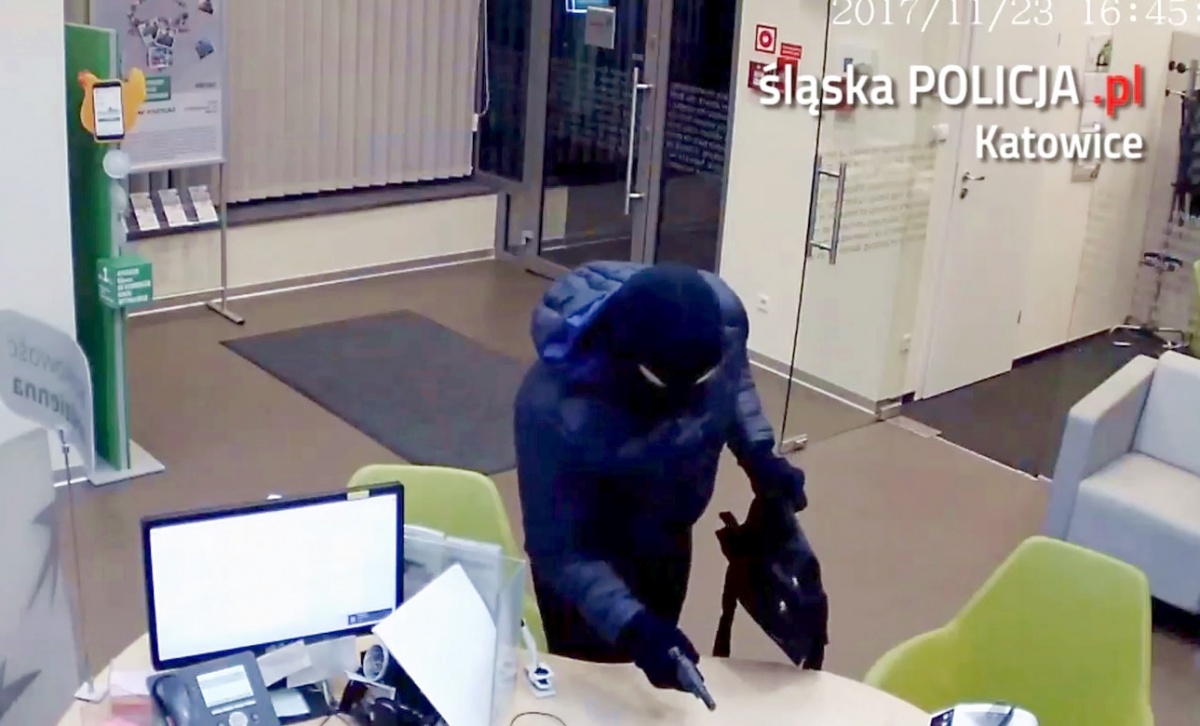 Napad na bank w Katowicach. Jest nagranie z monitoringu [WIDEO]
