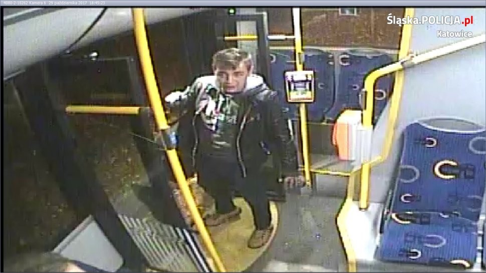 Zdewastował autobus. Policja publikuje nagranie z monitoringu i szuka sprawcy [WIDEO]