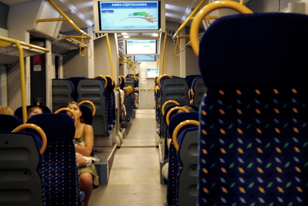 Koleje Śląskie ostrzegają pasażerów: w  pociągu będą kibice