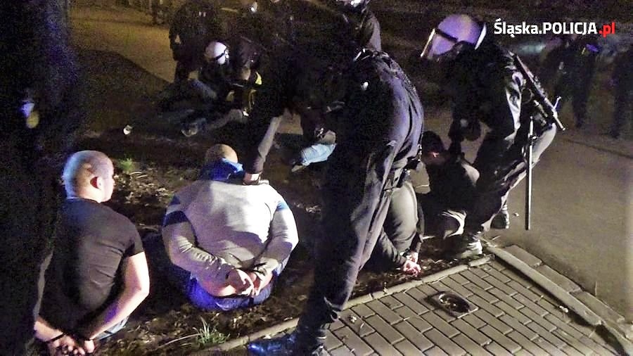 Zatrzymani z maczetami w Bogucicach odmówili składania wyjaśnień. Dotarliśmy do nagrania z interwencji policji [WIDEO]