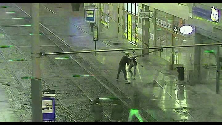Bójka na ul. św. Jana. Wszystko nagrały kamery miejskiego monitoringu [WIDEO]