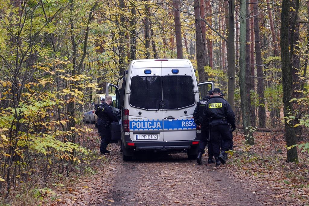 Mężczyzna znaleziony w lesie w Kostuchnie został zamordowany. Miał poderżnięte gardło