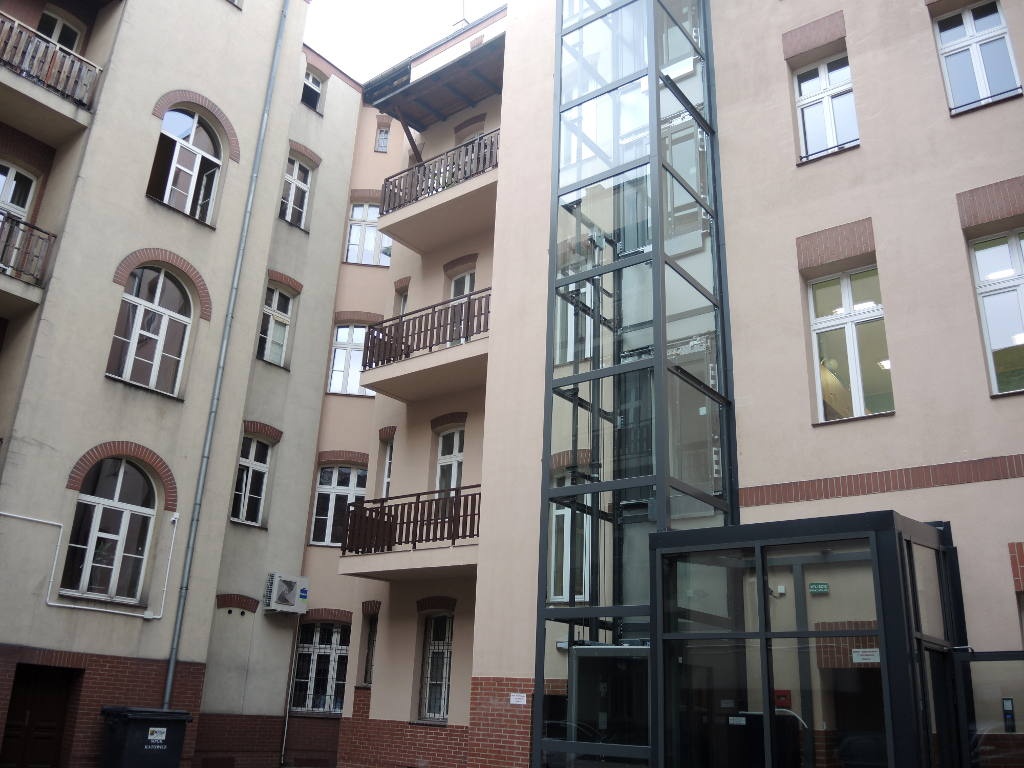 Kolejna miejska kamienica z panoramiczną windą zewnętrzną
