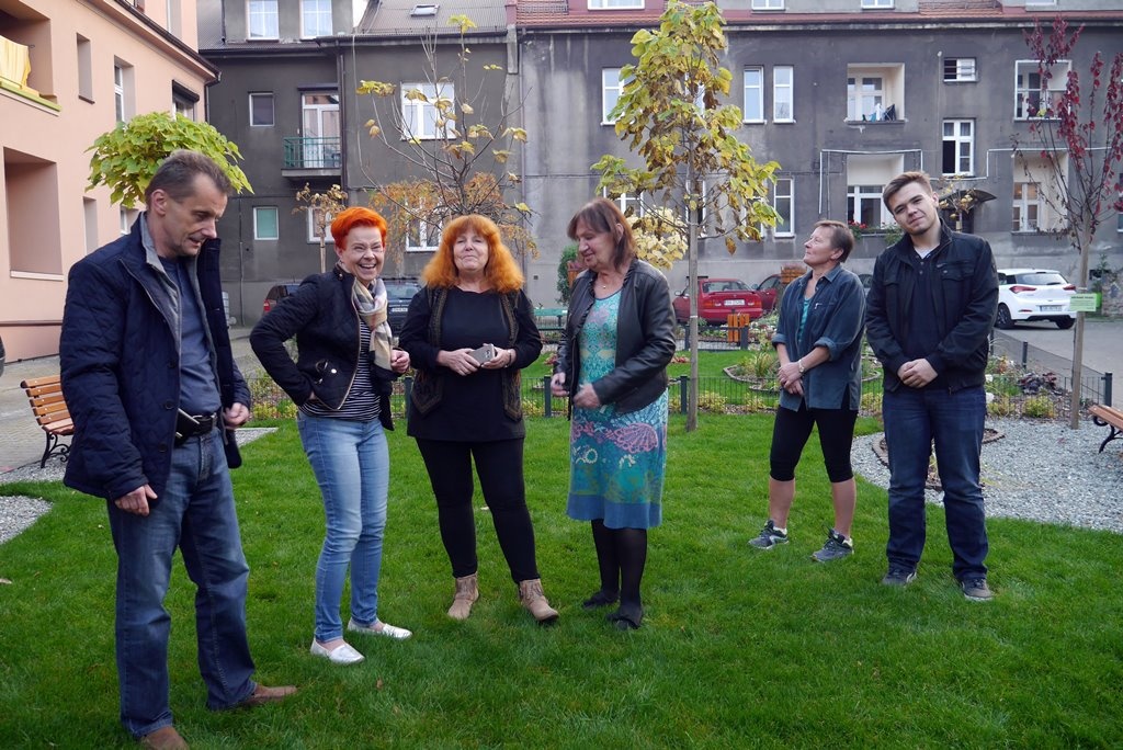 Mieszkańcy zrobili sobie podwórko i teraz razem spędzają na nim czas