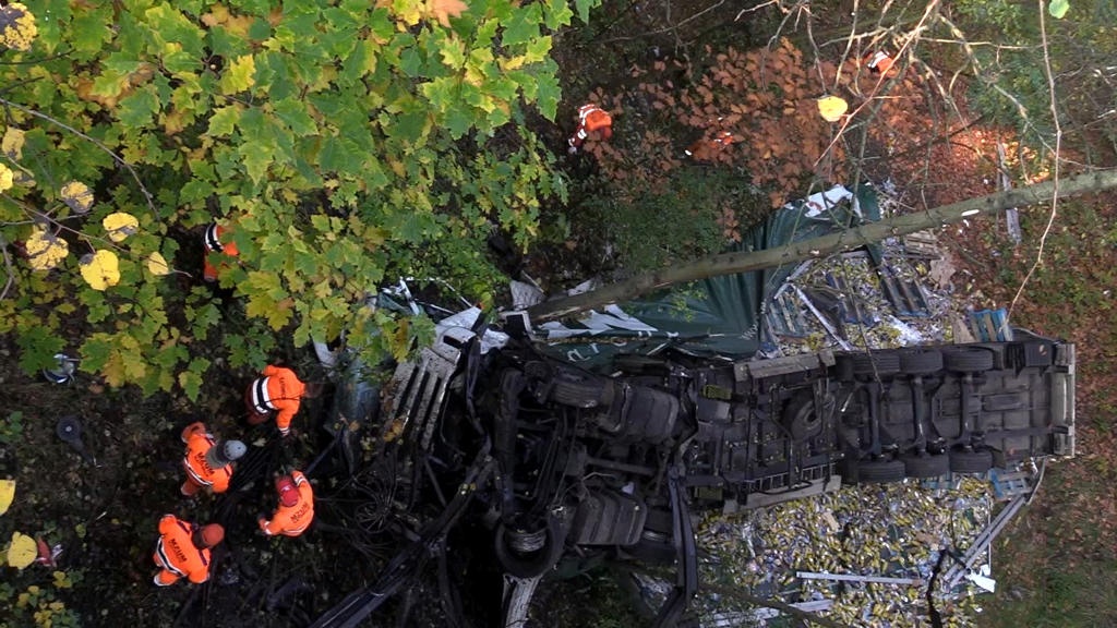 Ciężarówka spadła z wiaduktu z wysokości 15 metrów. Kierowca przeżył