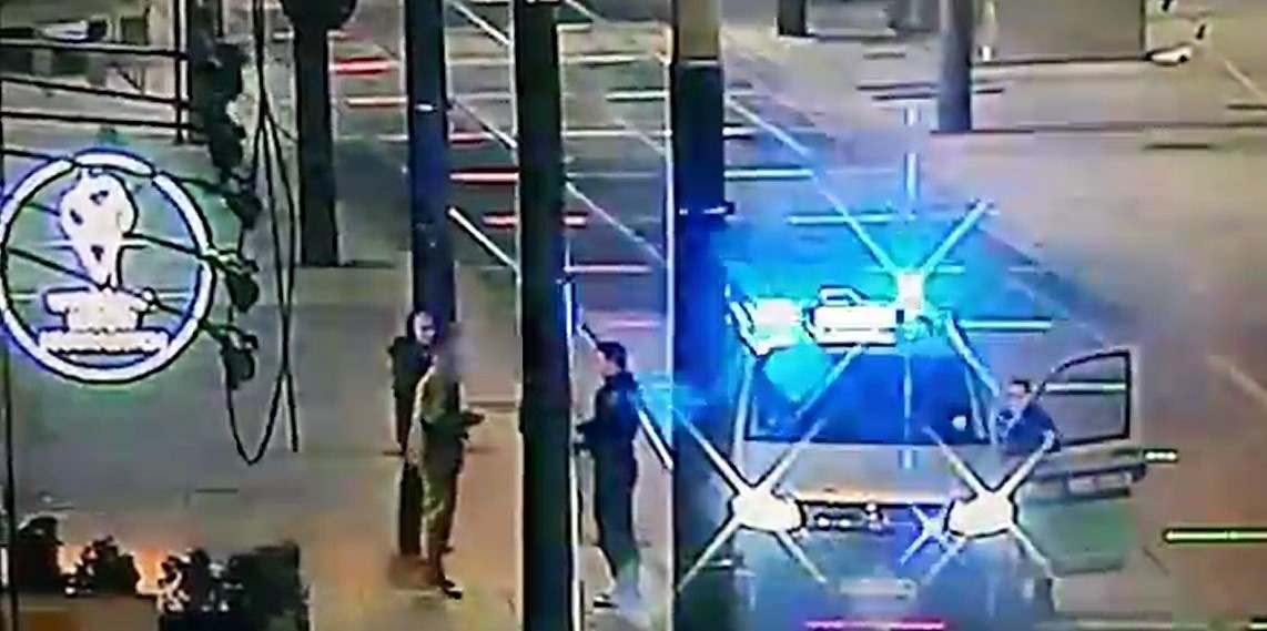 Zniszczył wystawę w centrum Katowic. Został złapany dzięki monitoringowi [WIDEO]