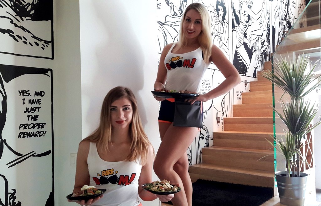 Sportowy pub w centrum Katowic. Są telewizory, różnorodne menu i skąpo odziane kelnerki