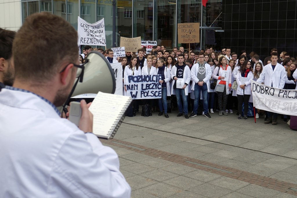 Studenci chcą leczyć w Polsce. Protest na katowickim Rynku