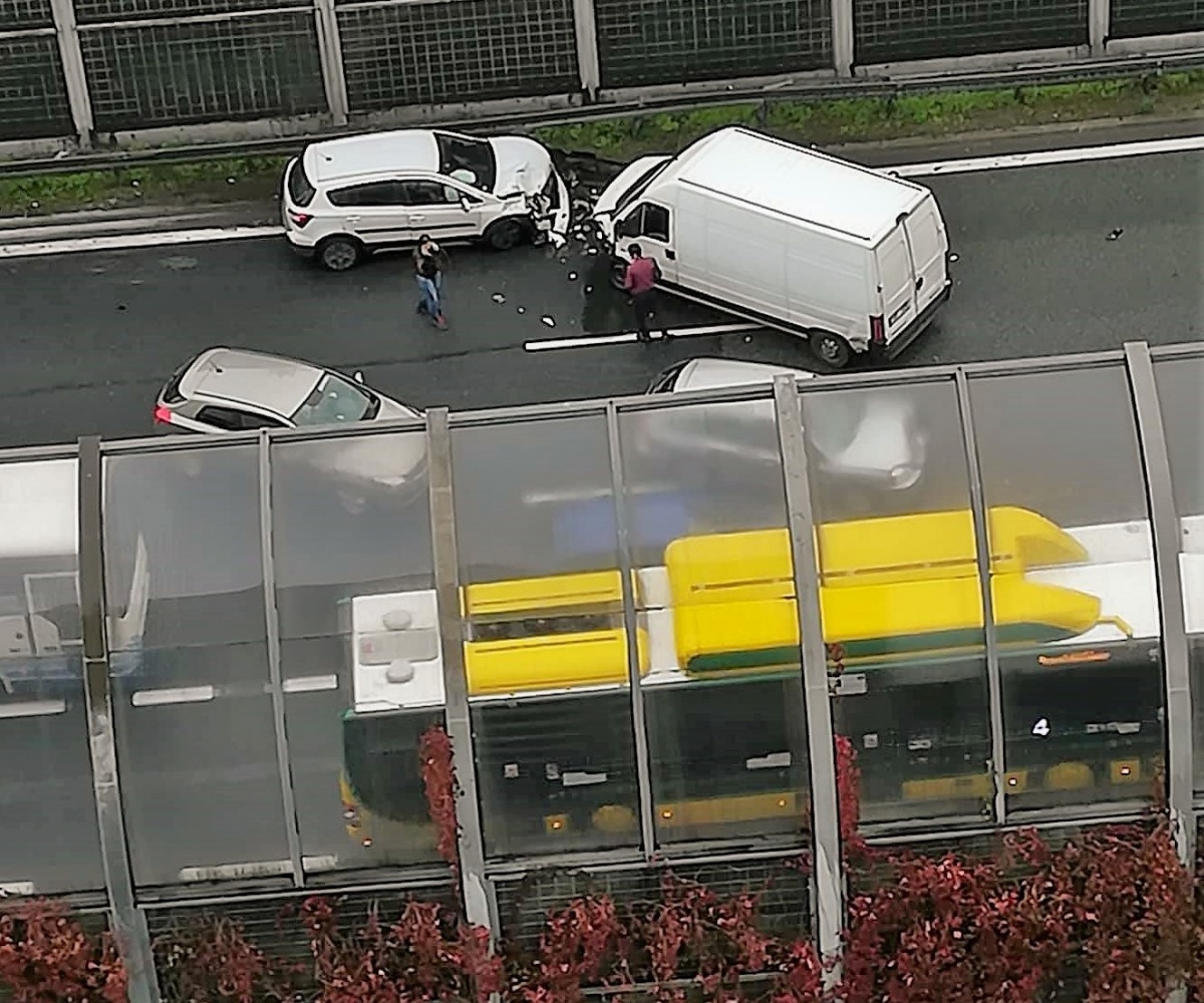 Długi korek w Katowicach. Zawinił jeden kierowca