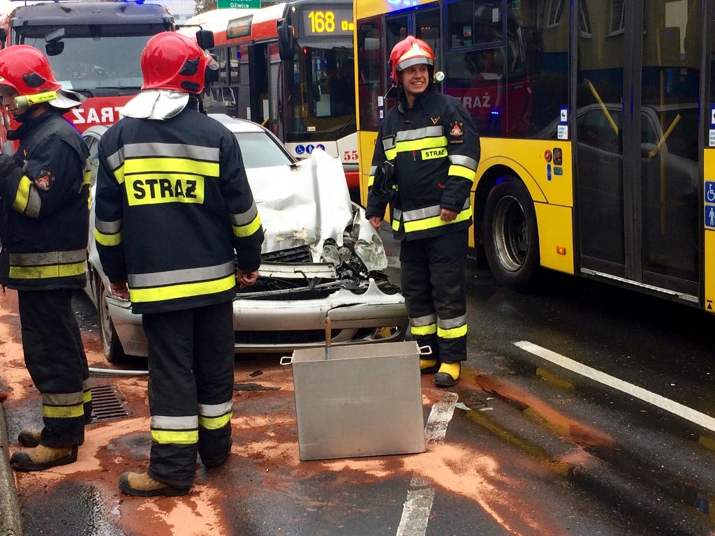 Mercedes wjechał w autobus komunikacji miejskiej. Są utrudnienia
