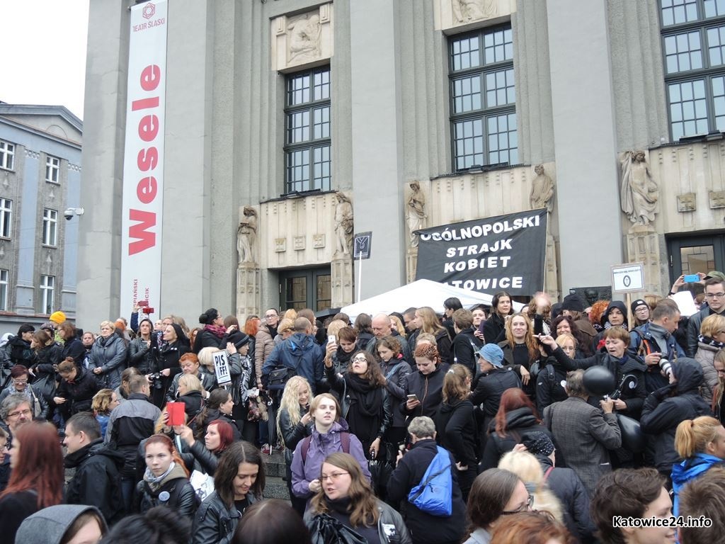 Kobiety nie składają parasolek. Dzisiaj akcja zbierania podpisów na Rynku