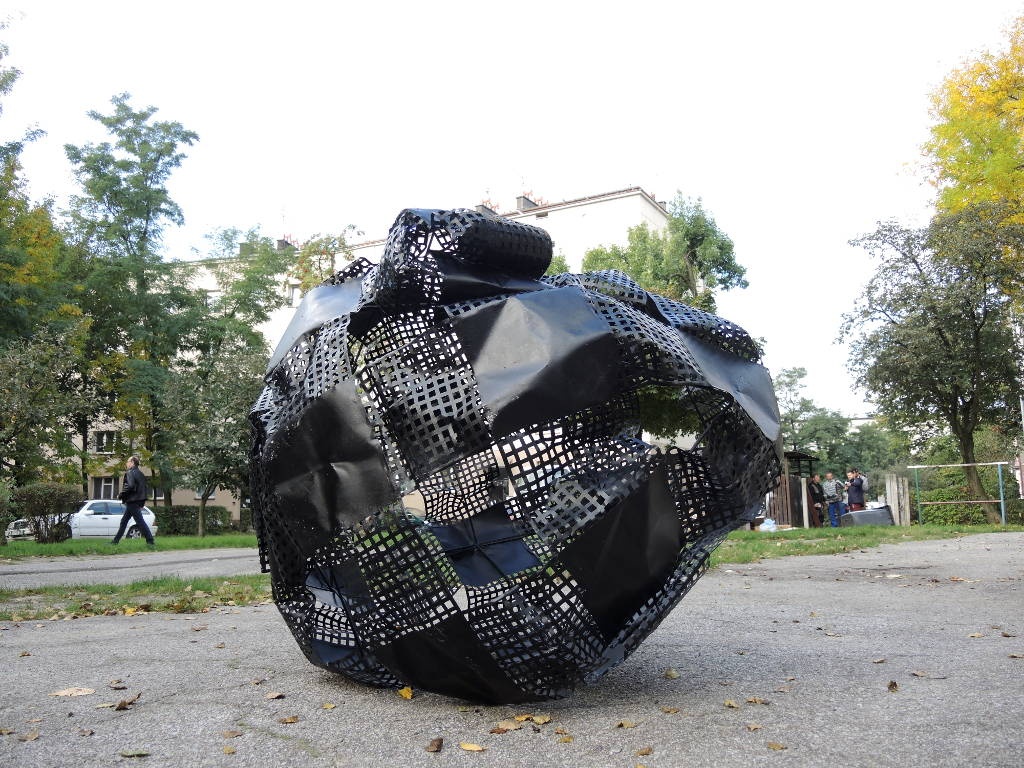 Metalowa zniekształcona kula stanęła w Ligocie. To sztuka