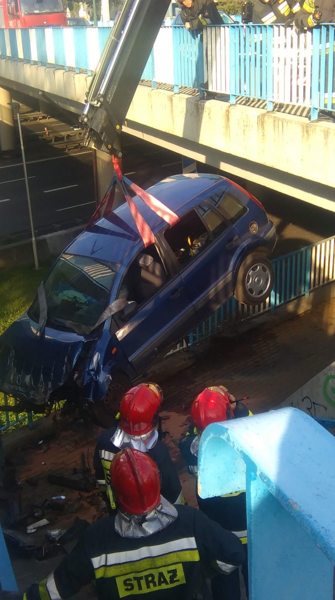 Samochód, który spadł z wiaduktu, uszkodził wcześniej trzy inne auta