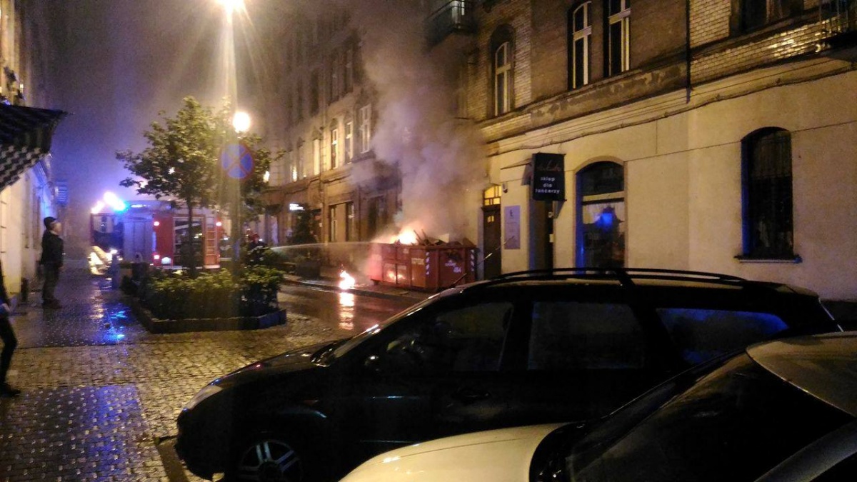 Nocny pożar przy sklepie z dopalaczami