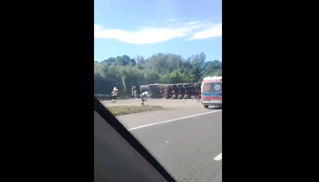 Ogromny korek na autostradzie A4. Wywróciła się ciężarówka [WIDEO]