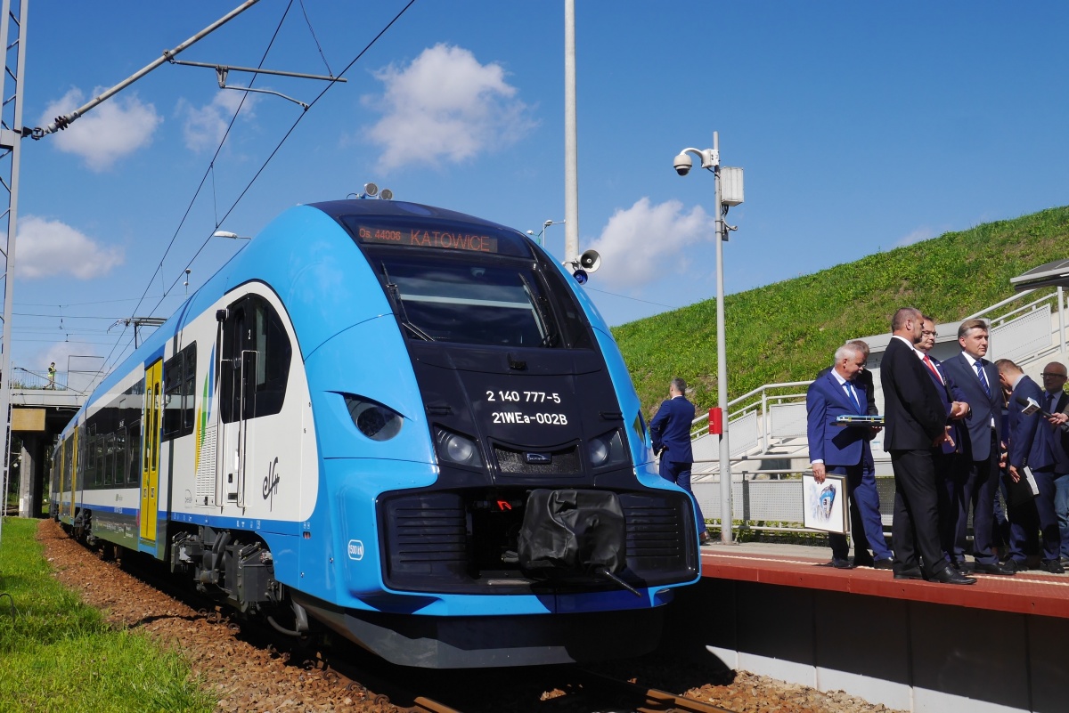 Na tory wyjechał nowy pociąg Kolei Śląskich. Rozpoczęła się wymiana taboru