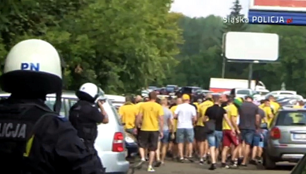 Zadyma przed meczem GKS-u Katowice. Kibole rzucali kamieniami w policję