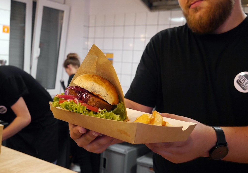 Wegańskie burgery prawie jak z mięsem. Nowy fast food w centrum Katowic