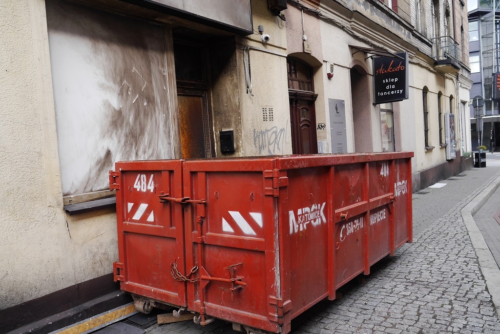 Miasto postawiło kontener na gruz przed sklepem z dopalaczami. Drzwi są zablokowane
