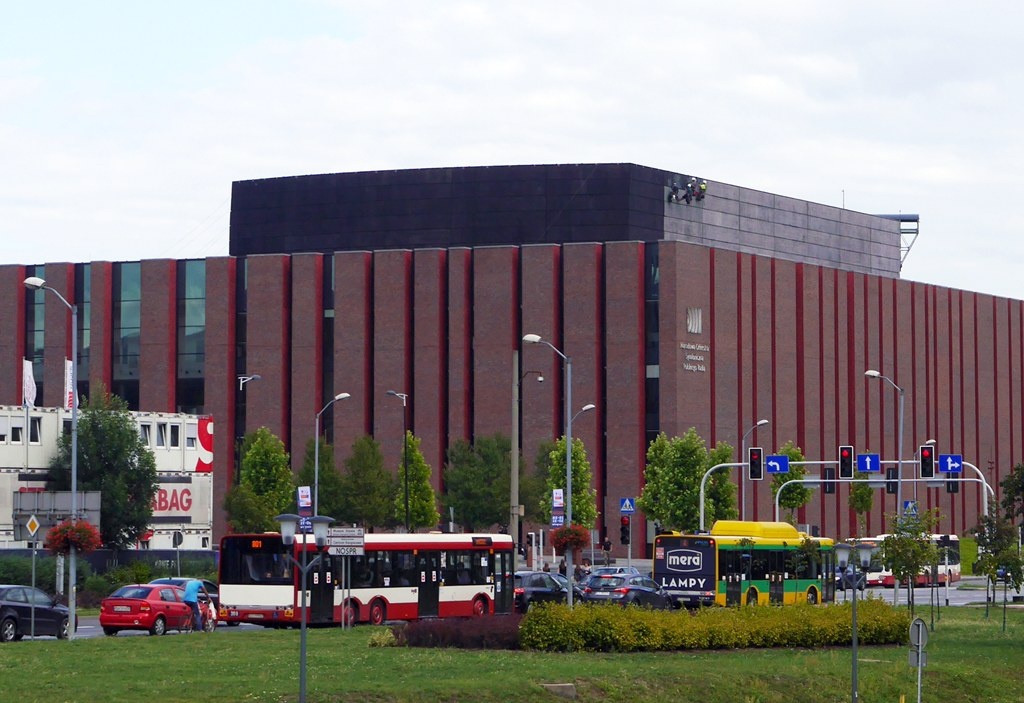 Dzień dobry Katowice. Malują NOSPR na czarno