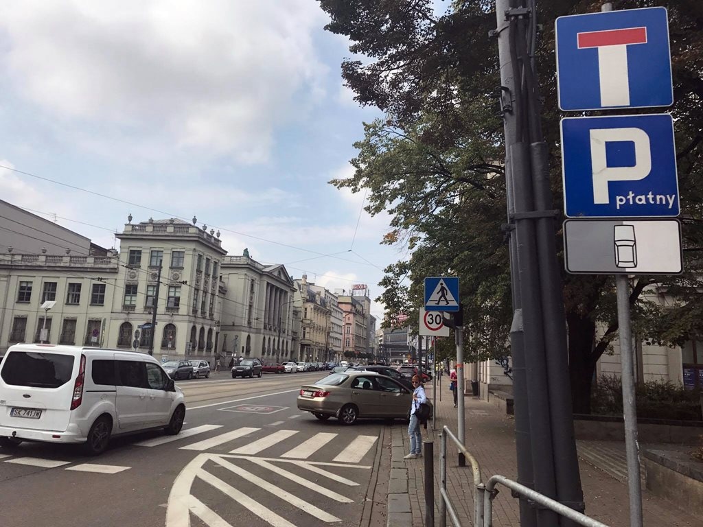 Zmieniły się zasady parkowania na ul. Warszawskiej. Jest mniej miejsc postojowych