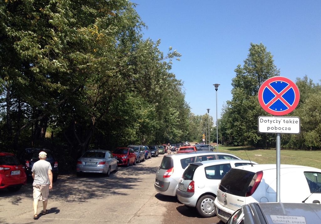 Przy wodnym placu zabaw kierowcy rozjeżdżają trawniki