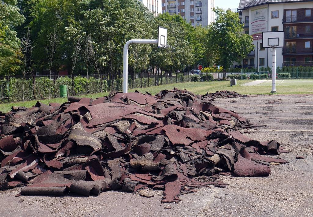 Trwa remont boiska na os. Paderewskiego. Ma być gotowe do końca wakacji