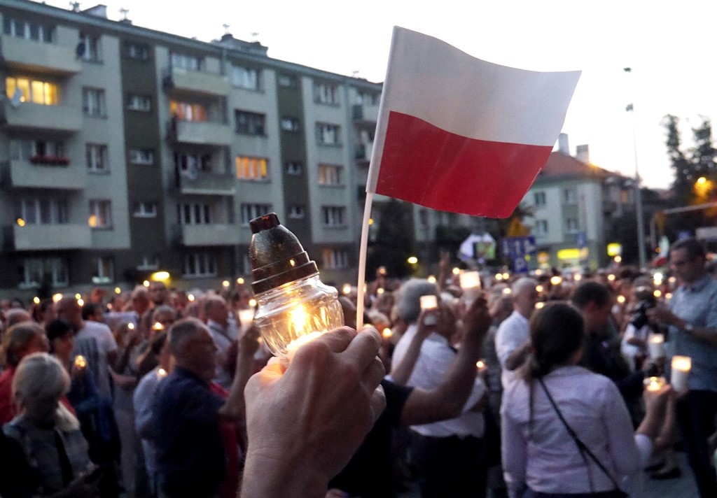 Duża manifestacja przeciwko polityce rządu przed sądem w Katowicach [WIDEO]