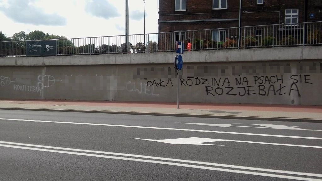 Wulgarne napisy obok strefy kultury
