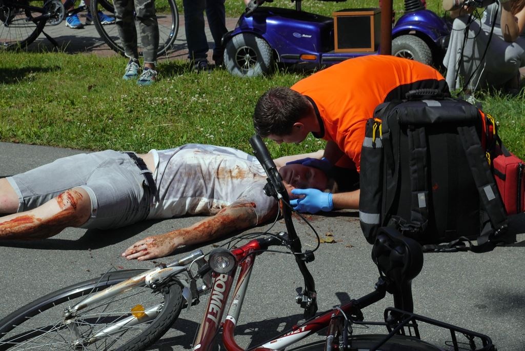 Rowerzysta potrącony w Dolinie Trzech Stawów
