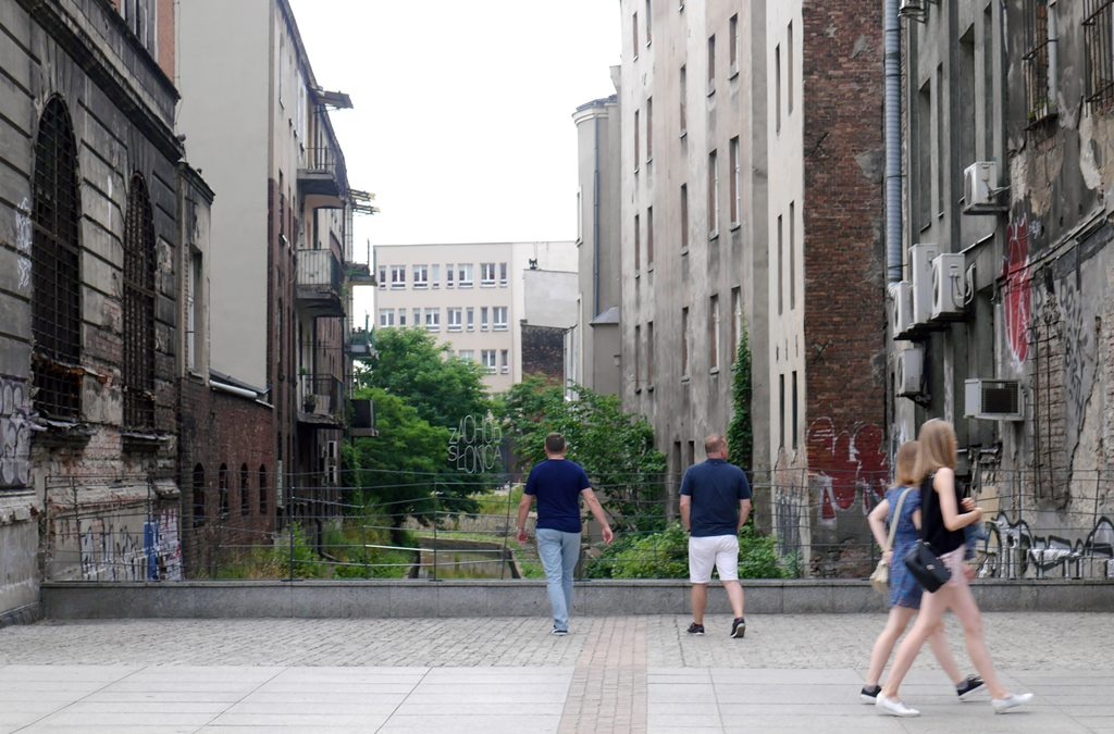 Sypiące się ściany budynków nad Rawą zostaną wyremontowane