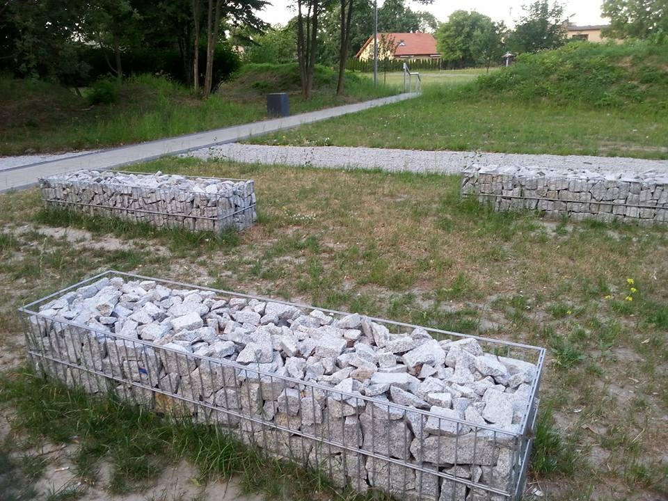 Ktoś zniszczył ławki na jednym z katowickich skwerów