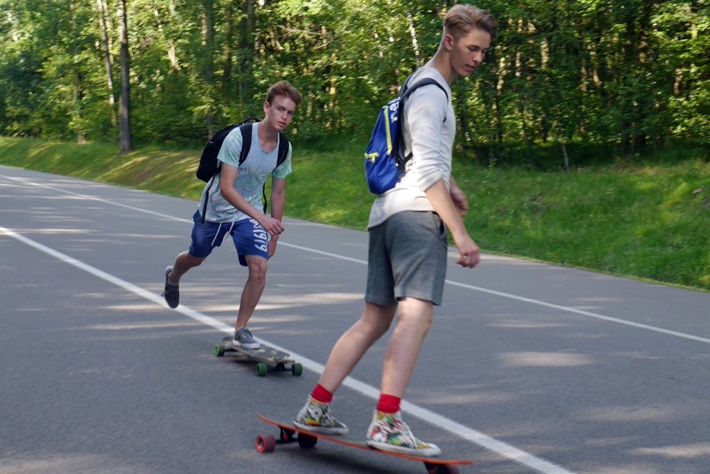 W Dolinie Trzech Stawów każdy może się nauczyć jeździć na longboardzie