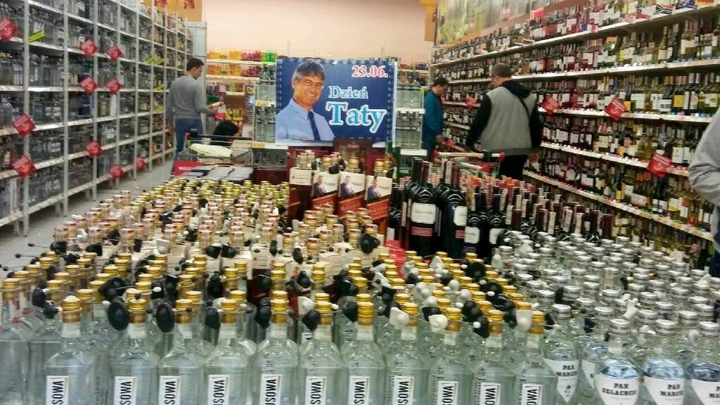 Alkohol jako prezent na Dzień Ojca? Po naszych pytaniach hipermarket usuwa reklamę